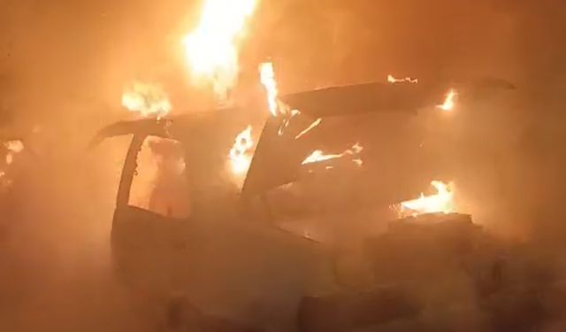 Bir Anda Alev Aldı! Otomobil Kullanılamaz Hale Geldi!