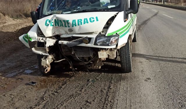 Cenaze Aracı ile Traktör Çarpıştı, 4 Yaralı!