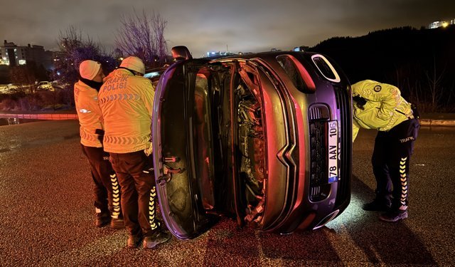 Kontrolden Çıkan Araç Kaldırıma Çarpıp Devrildi!