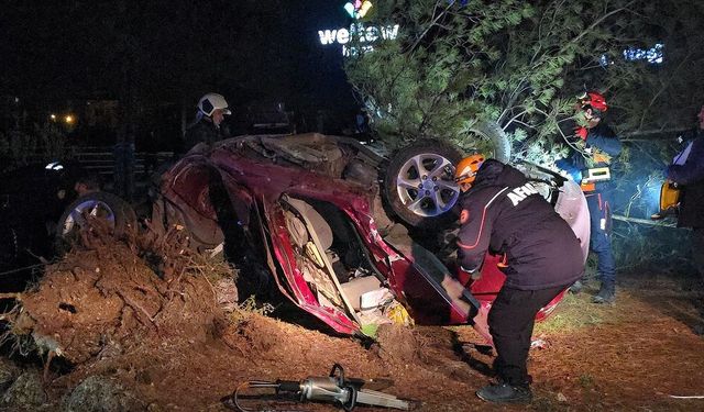 Kontrolden Çıkan Araç Refüje Çarptı: 49 Yaşındaki Sürücü Kurtarılamadı