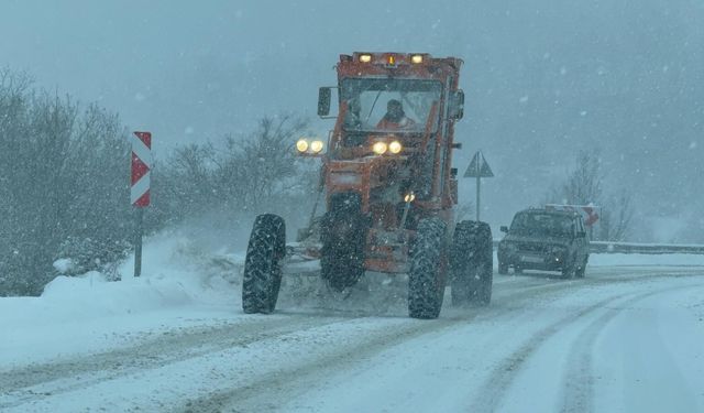 Yoğun Kar Ulaşımı Felç Etti: Ahmet Usta Geçidi’nde Önlemler Artırıldı