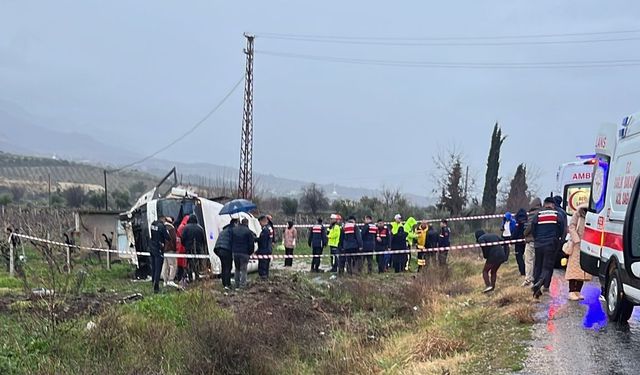 Sağlık Personelini Taşıyan Servis Devrildi: 1’i Ağır 25 Yaralı