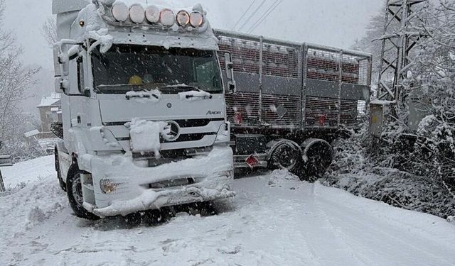 Yoğun kar ve buzlanma kazaya neden oldu: Türkeli–Ayancık yolu kapandı