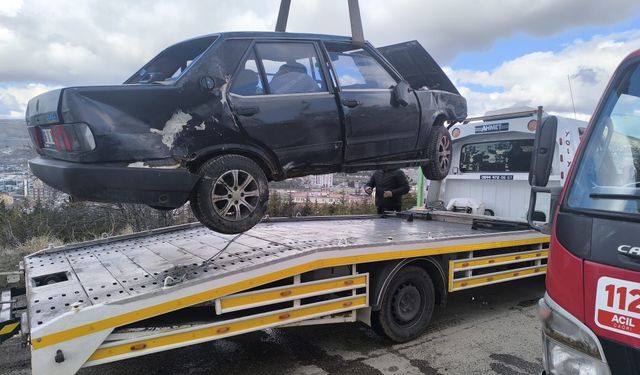 Direksiyon Hakimiyetini Kaybetti! Araç Mezarlığa Uçtu