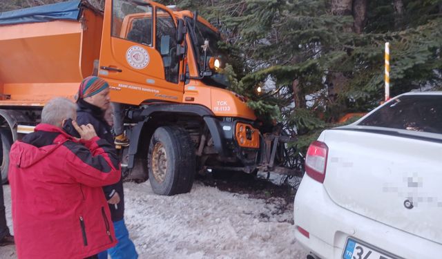 Kar Küreme Aracı Otomobille Çarpıştı, Yaralılar Var