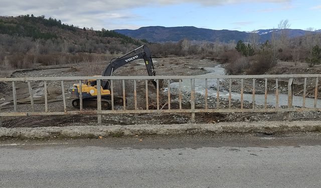 Köprünün Ayağı Yıkıldı: Bölge Halkı Yolun Açılmasını Bekliyor