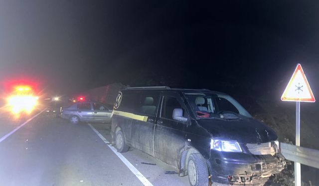 Minibüs ile Otomobil Kafa Kafaya Geldi! 4 Kişi Hastanelik Oldu