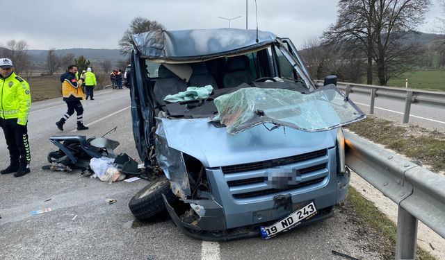 Minibüsün Tıra Çarptığı Kazada Aile Yıkıldı: Hastaneden Kahreden Haber