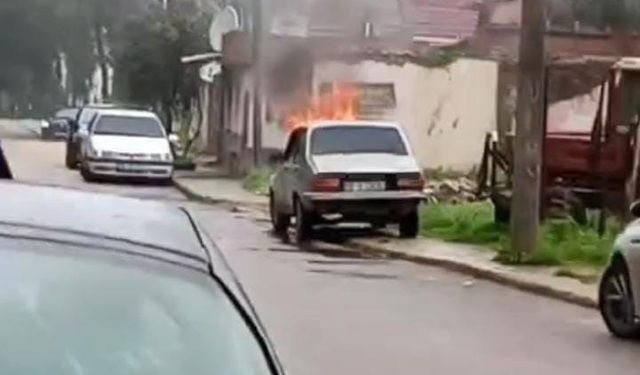 Park Halindeki Otomobil Alev Alev Yandı!