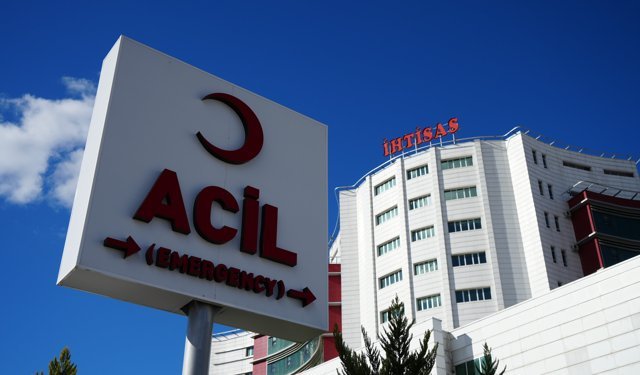 Sanayi Kavşağı’nda kaza! Otomobil beton bariyere çarptı