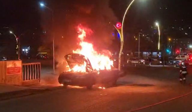 Seyir Halindeki Otomobil Alev Alev Yandı! Araç Küle Döndü