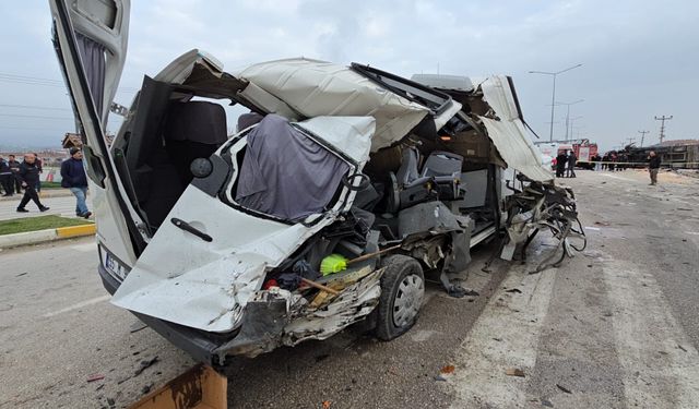 Freni Patlayan Tır Zincirleme Kazaya Neden Oldu: 18 Yaralı