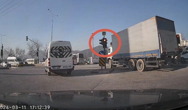 Kırmızı Işıkta Geçen Sürücüler Paniğe Sebep Oldu!