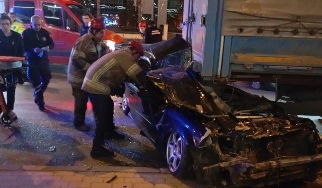 Otomobil Tırın Altına Girdi, Sürücü Ağır Yaralandı!