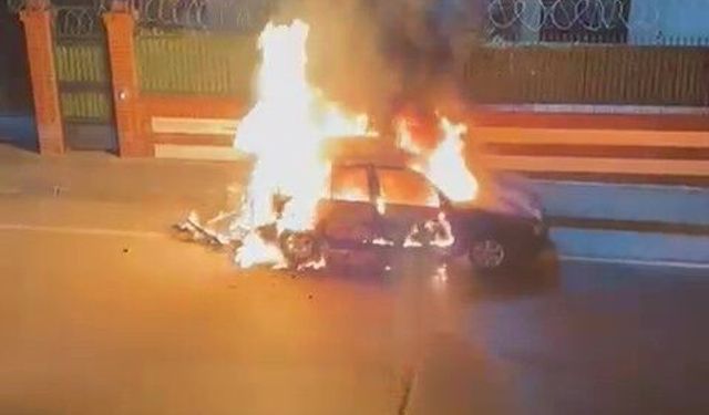 Park Halindeki Otomobil Alev Topuna Döndü: Küle Dönüştü!