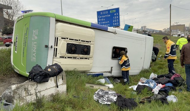 Robot Yarışmasından Dönen Öğrencileri Taşıyan Midibüs Devrildi