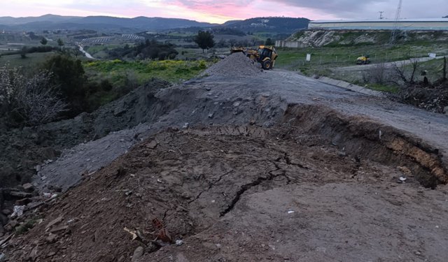 Selendi-Kula Yolunda Çökme: Ulaşıma Kapatıldı