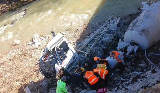 Şenpazar’da Korkutan Kaza: Beton Mikseri 8 Metreden Dereye Yuvarlandı
