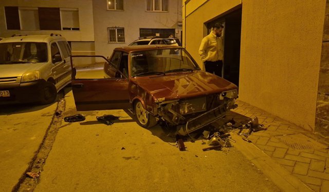 Sevgilisinden Ayrıldı, Otomobilini Parçaladı: “Güzel Çıkmamıştır, Shop Yap”
