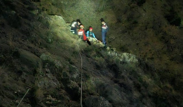 Uçurumdan Düştü: Saatler Sonra Kurtarıldı