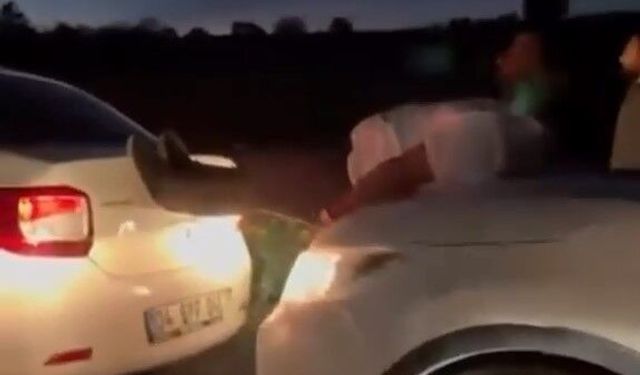 Pes Dedirten Yöntem! İki Aracın Arasında İnsanla Çektiler