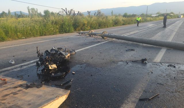 Zincirleme Kaza! Otomobil Devrildi, Motosiklet Direğe Çarptı!