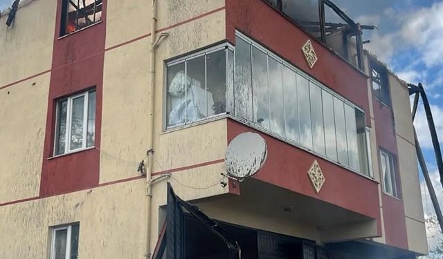 Korkutan Çatı Yangını! Bina Zarar Gördü