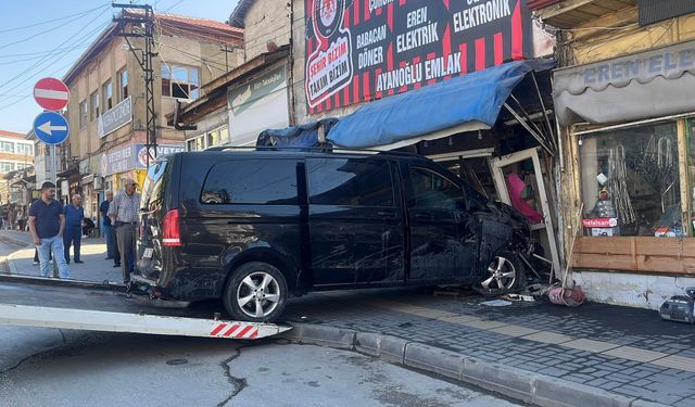 Direksiyon Hakimiyetini Kaybetti! Park Halindeki Araçlara Çarpıp Çay Ocağına Girdi