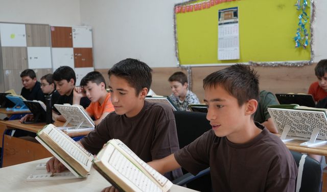 İkiz Kardeşlerin Büyük Başarısı: 18 Ayda Birlikte Hafız Oldular