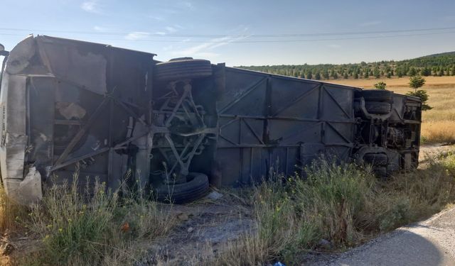 Yolcu Otobüsü Şarampole Devrildi: 24 Yaralı