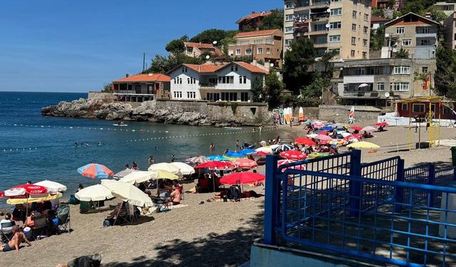 16 Derecelik Denizde Yüzdüler! Zonguldak Sahillerinde Yoğunluk