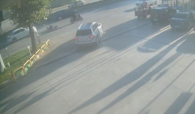 Direksiyon Hakimiyetini Kaybetti, Otomobile Çarpıp Sürüklendi!