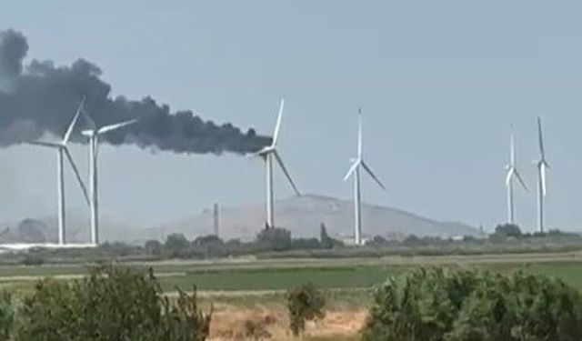 Gökyüzünü Siyah Duman Kapladı: Rüzgar Türbini Yandı