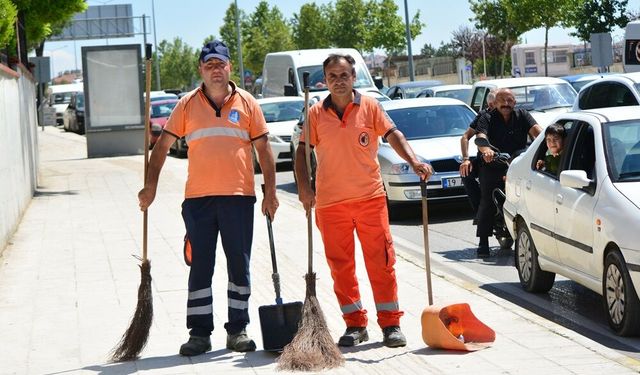 Kırmızı Işıkta Yolda Kaldı, Temizlik İşçileri Yardımına Koştu
