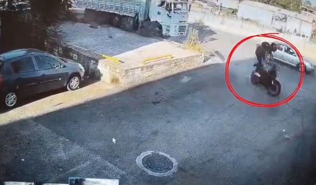 Saniyelerle Kurtuldu! Motosiklet Sürücüsü Hayatını Kaybetti