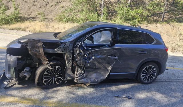 Tır Savruldu, Dorsesi Otomobile Çarptı! Karayolu Savaş Alanına Döndü