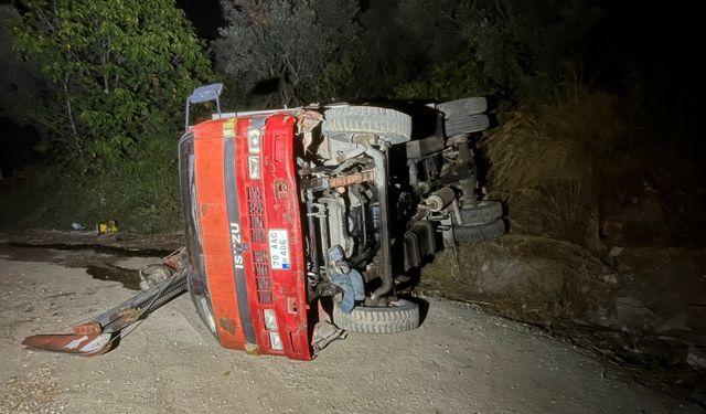 İş Makinesinde Sıkıştı! Arkadaşları Camı Kırıp Kurtardı
