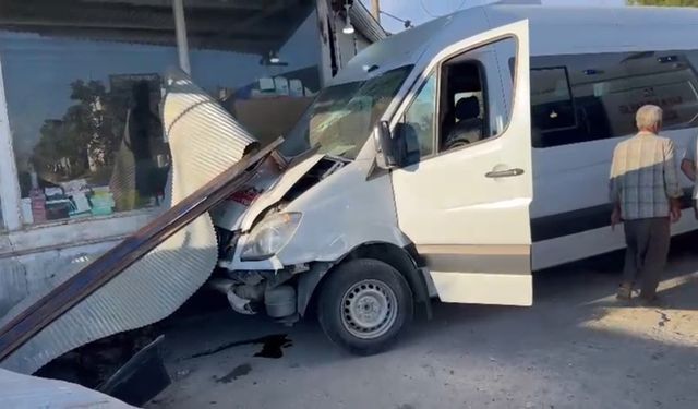 İşçi Servisi Dükkâna Daldı: 10 Yaralı
