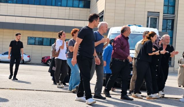 Oğlunun Cenazesini Görmek İçin Cenaze Aracının Önüne Atıldı!