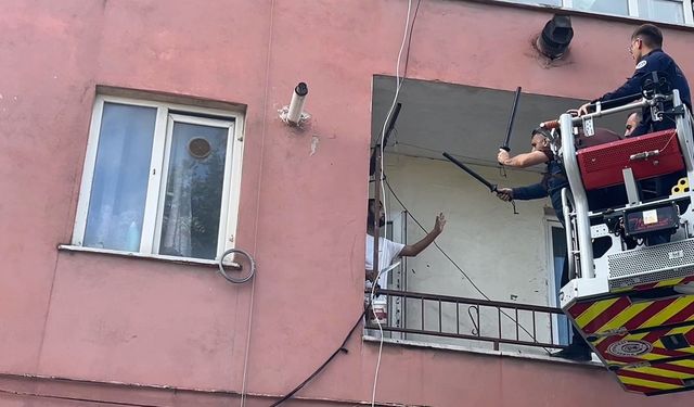 Polisi Görünce Bıçağı Aldı, Kendini Eve Kilitledi!