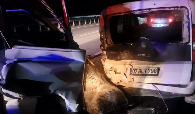 Kamyonet Park Halindeki Otomobile Çarptı: 1 Yaralı
