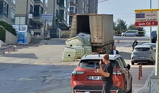 Kimyasal Madde Taşıyan Araçta Korkutan Olay: Sülfürik Asit Yola Saçıldı
