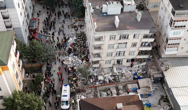 Korkutan Çökme! 7 Katlı Binada 2 Kişi Kurtarıldı