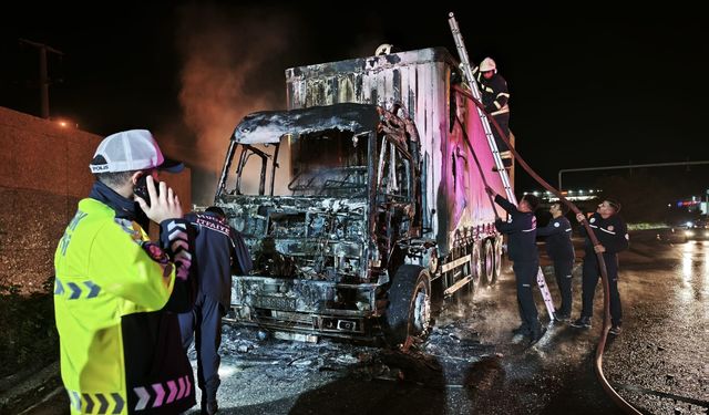 Seyir Halindeki Su Yüklü Kamyonda Yangın Çıktı