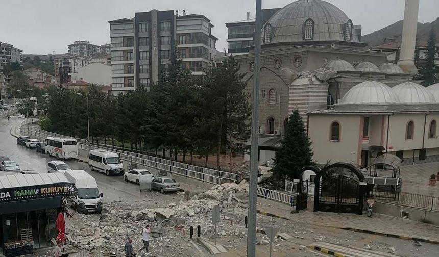 Çankırı merkezde Bademlik Camii minaresi rüzgardan yıkıldı