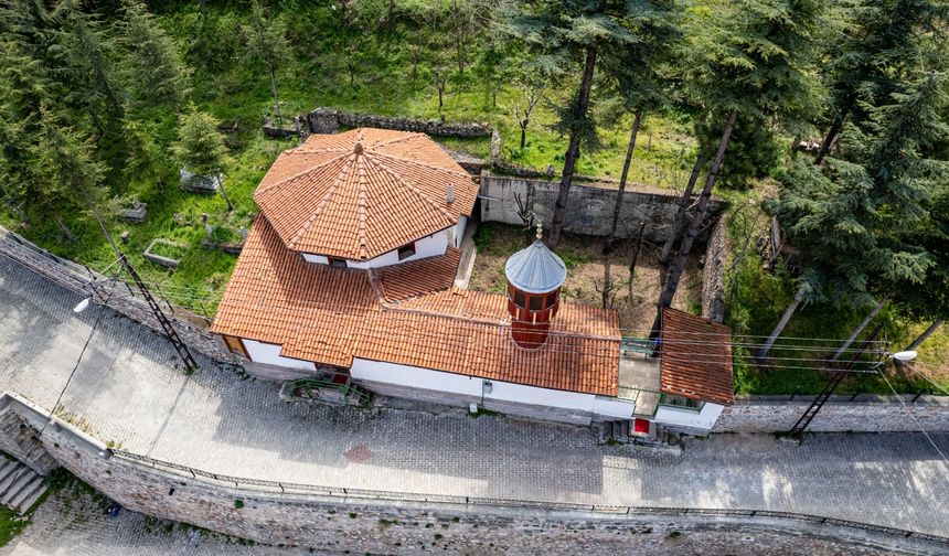 660 yıllık Ahi Paşa Camii göz kamaştırıyor