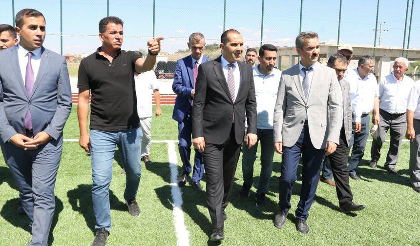 Çankırı'da stadyum çalışmaları incelendi: Vali Taşolar futbol yeteneklerini gösterdi