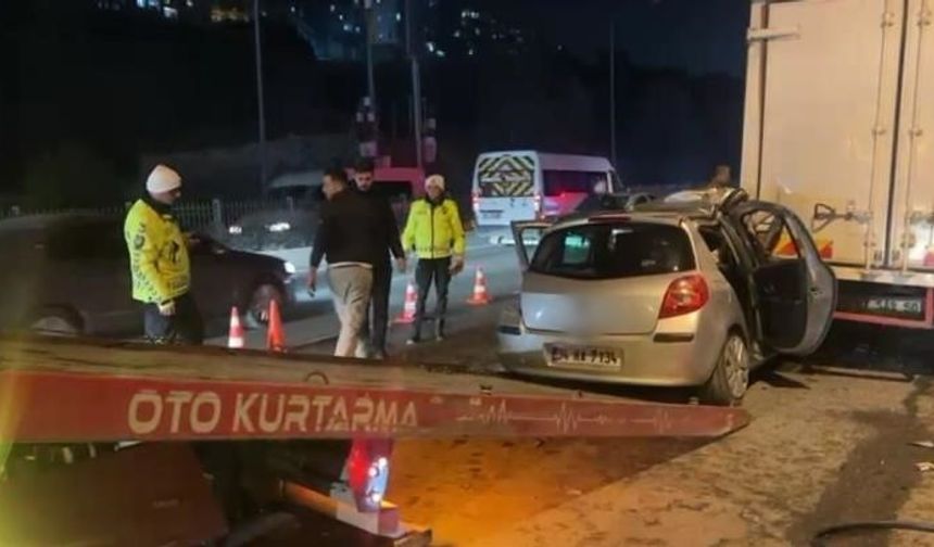 İzmir’de Trafik Kazasında 5 Kişi Yaralandı, Araçlar Zorla Kaldırıldı