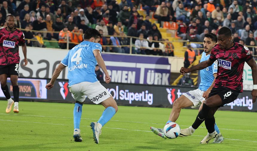 Trendyol Süper Lig: Corendon Alanyaspor, Trabzonspor'u 2-1 mağlup etti