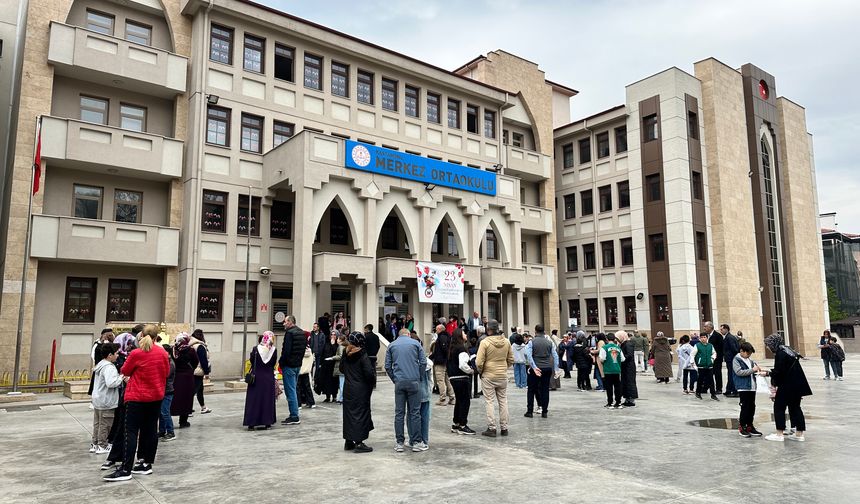 Bursluluk Sınavı Heyecanı: Yüzlerce Öğrenci Ter Döktü!